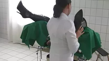 Perra está sentado en una bicicleta de ejercicio videos pornos caseros de mujeres mexicanas y chupa una polla