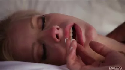 Suavemente con los dedos su clítoris, la belleza se llama a uno de los observadores a ella sexo con mi prima mexicana y comienza a chuparle la polla intensamente
