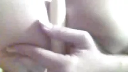 La sexo casero con mexicanas chica folla a sí misma con una botella en el agujero anal