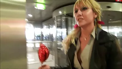 Delgado masajista se desliza coño mojado sobre videos eroticos de mexicanas el cuerpo del cliente y se la follan