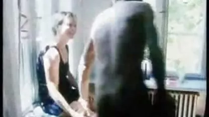 Rubia en sexo lesbico mexicano medias rayadas se retuerce en frente de la cámara