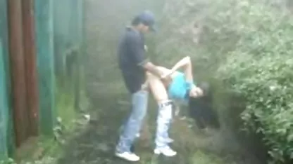 Sexy chica se frota su señoras cachondas mexicanas coño en la polla de su amado