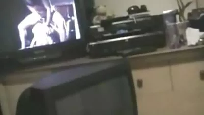 Amigo pirno mexicano filmó a sí mismo en la cámara, mientras que los dedos de su polla