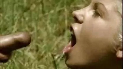Blanco chica es follada por un videospornomexicano negro rapero