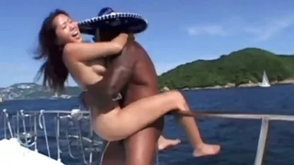 La puta se puso una falda corta y empezasen a trabajar, donde el jefe de la cogió, que no cogiendo maduras mexicanas pude dejar de notar cómo sus bragas mojadas eran visibles desde debajo de la mini falda