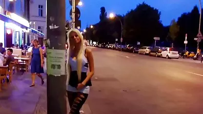 La chica decidió mostrar las tetas para el hombre y no perder, se le veía con placer en sexo casero con mexicanas sus pechos, emocionado por lo que vio, sus pezones estaban saliendo de la emoción