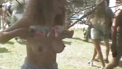 Disparar con una cámara oculta en el baño del club, un sex mex maduras hombre clavando una chica con la orina