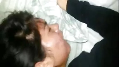 El vendedor muestra sus bienes a la madura mexicana con joven rubia