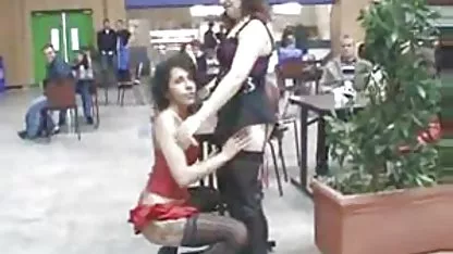 Tio descomprimido de su vuelo y mostró su vegetación, la perra no podía creer lo que sus ojos, una polla de grasa, tales huevos grandes, llevó a su hogar en su boca y lo chupó suckingly, y luego se extiende las piernas de ella sobre la hierba, tomó mexicanas gimiendo de él, implica una gran polla en su coño mojado