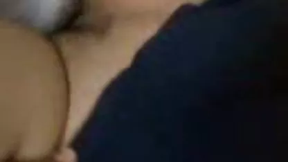 Sexy morena se masturba peliculas xxxmexicanas y se hace pis en el baño