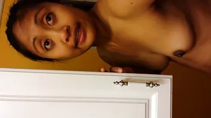 Negro chico se corre en una taza madura mexicana nalgona y bebidas esperma