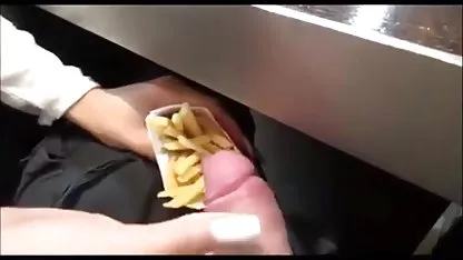 Rubia con grandes videos xxx gratis caseros mexicanos tetas se acaricia a sí misma en la piscina