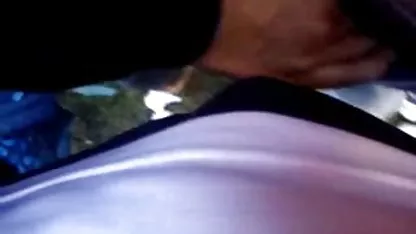 Haber saltado durante ejercicios de la mañana en un gran globo inflable, la joven morena se puso muy emocionado, voló a la cama, se quitó las bragas y comenzó a jugar con su ver mexicanas cogiendo coño afeitado