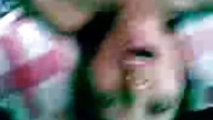 La señora vestida a su esclavo en una criada de disfraces, medias en medias de red y le porni mexicano da órdenes