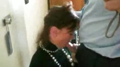 La acción tiene lugar en algún lugar de Alemania, una perra joven se sentó en un banco xxx videos caseros mexicanos en el centro de la ciudad, extendió sus piernas, mostrando su coño afeitado y meando sin prestar atención a los transeúntes