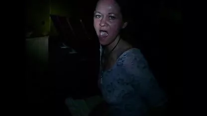 La puta xvideos abuelas mexicanas se acostó en la cama y se convirtió en el porno, separó sus piernas y tomó su amado, rojo consolador y follada a sí misma