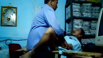 Grandes pechos morena folla ella misma con una gruesa ver videos pornos mexicanos polla de goma en el sofá